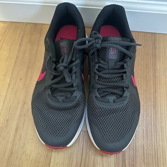 Nike Women's Black and Fuchsia Athletic Running Shoes 9.5 - Picture 2 of 4